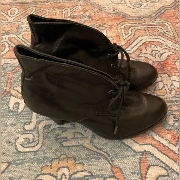 G.H. Bass & Co. black leather booties. Size 6. Excellent condition. - Picture 3 of 6